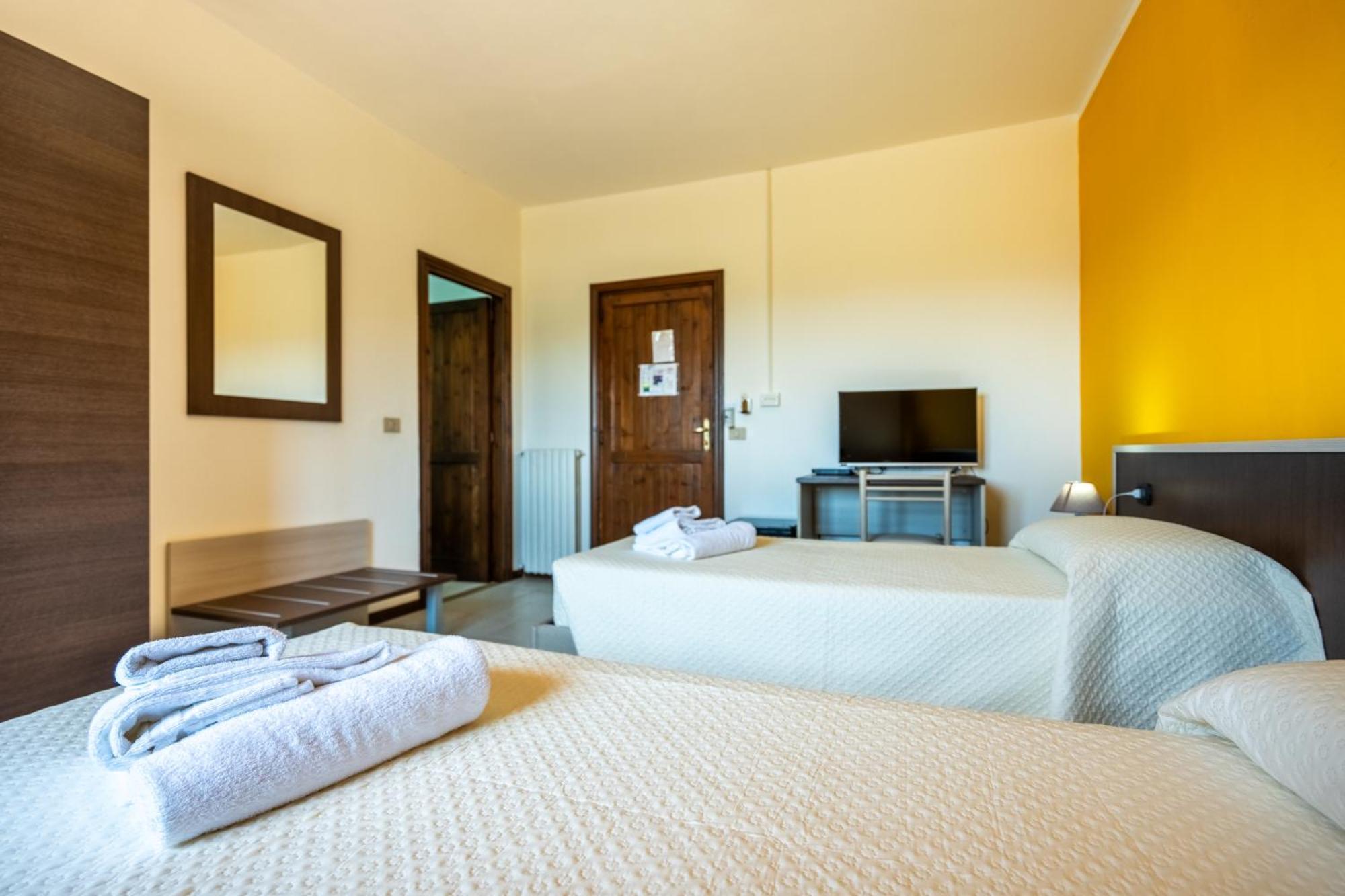 Hotel Marina Badesi Esterno foto